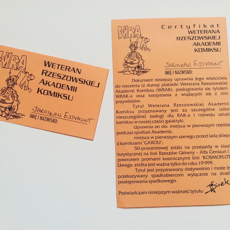 Rysunkowa postać oraz główny napis WRAK -  Certyfikat: Weteran Rzeszowskiej Akademii Komiksu, materiały RAK-u