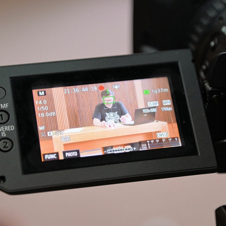 Jarek Ejsymont na wyświetlaczu kamery w czasie wykładu
